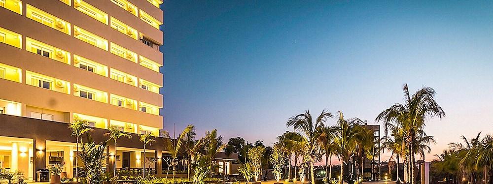 Celebration Resort Olimpia By Hot Beach Exteriör bild The hotel at night